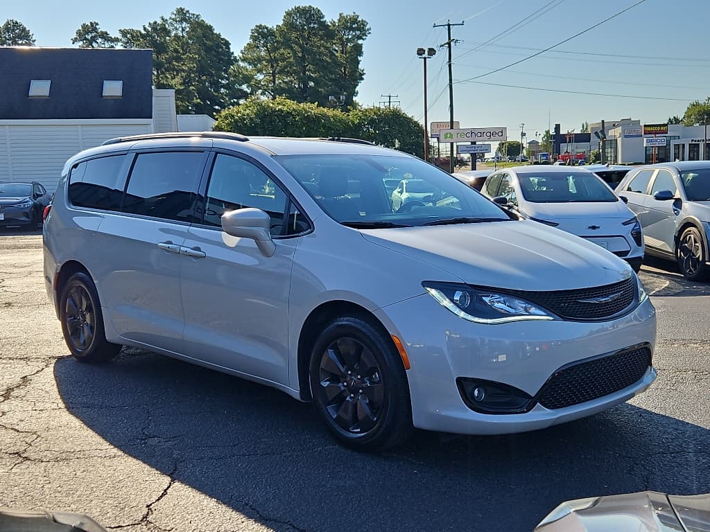 2020 Chrysler Pacifica view 4