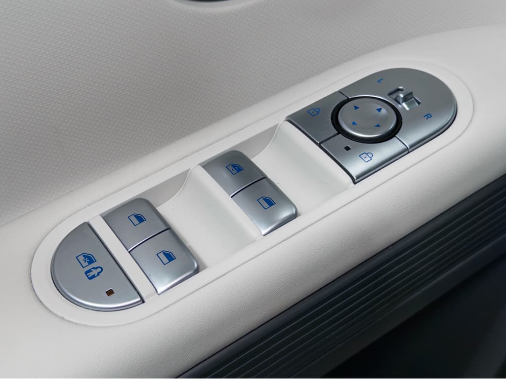 2024 Hyundai IONIQ 5 view 7