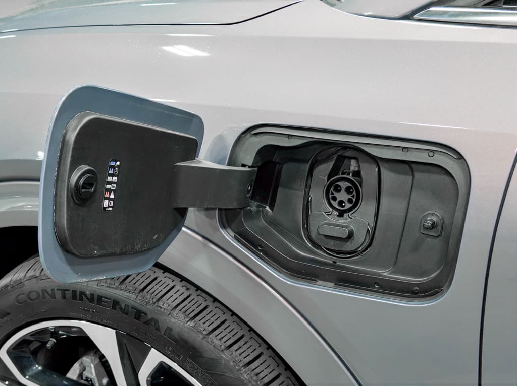 2024 Chevrolet Equinox EV view 5