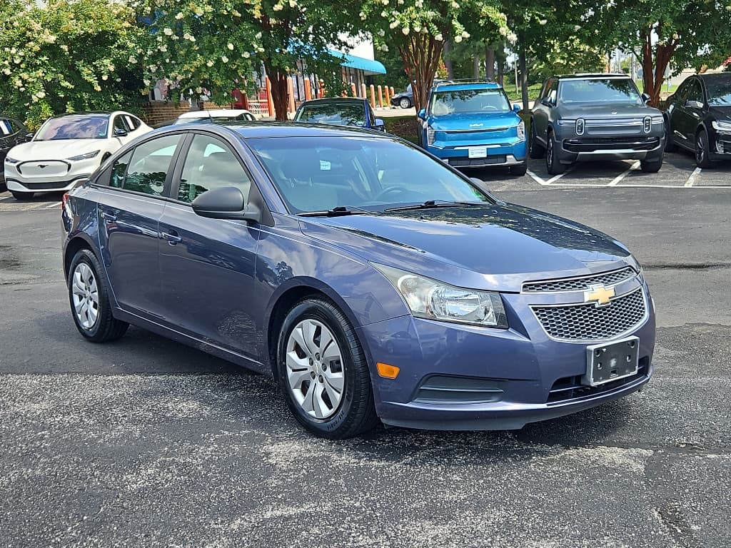 2013 Chevrolet Cruze view 4