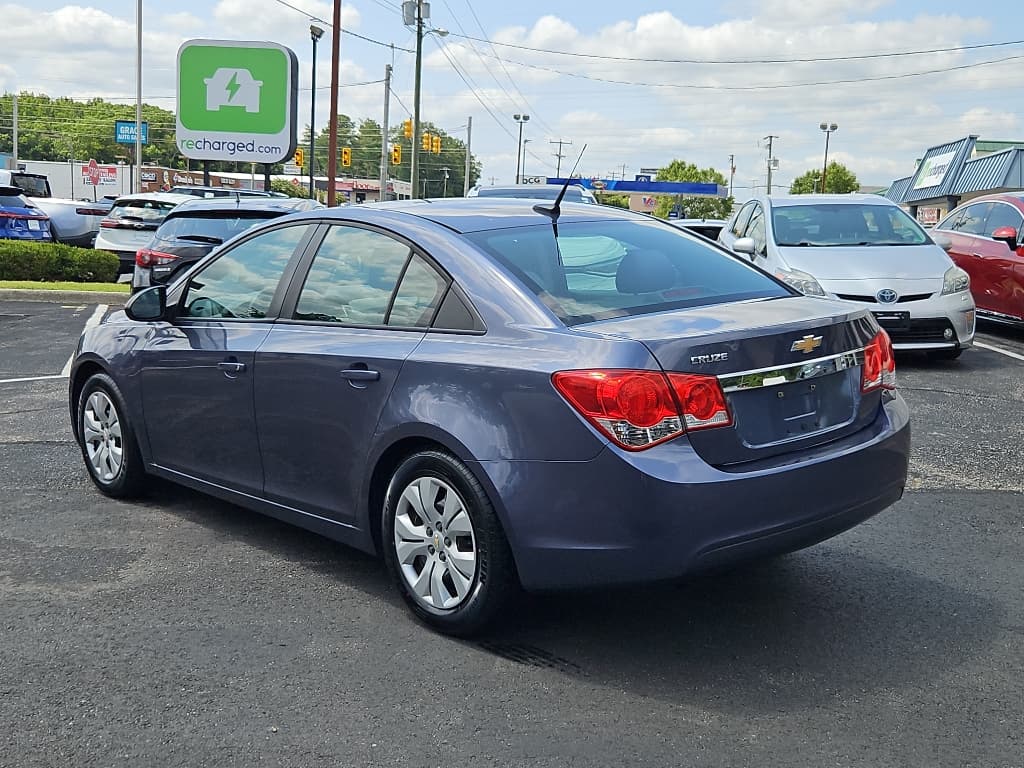 2013 Chevrolet Cruze view 2