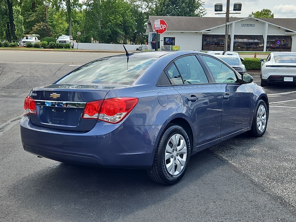 2013 Chevrolet Cruze view 3