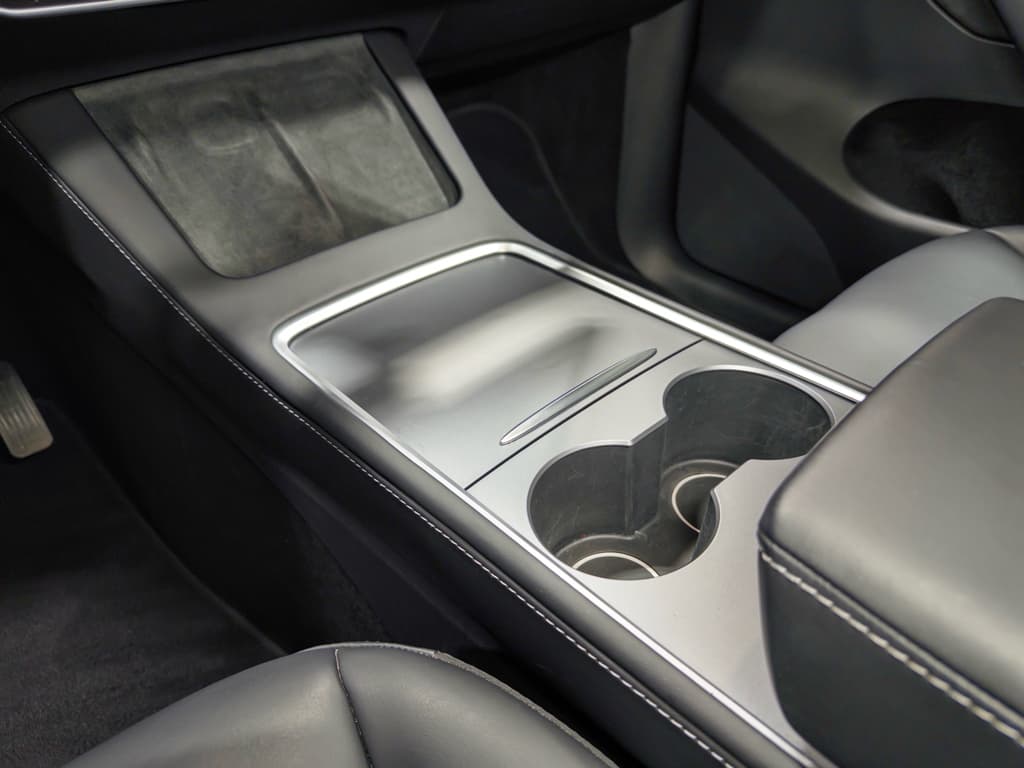 2025 Tesla Model Y view 17