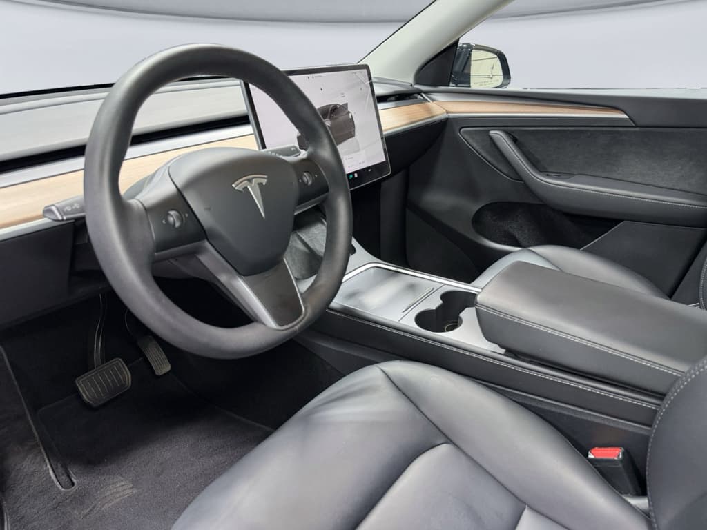 2025 Tesla Model Y view 16