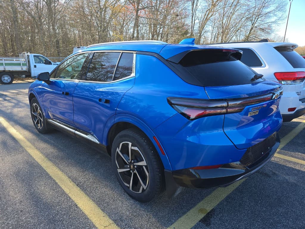 2024 Chevrolet Equinox EV view 4