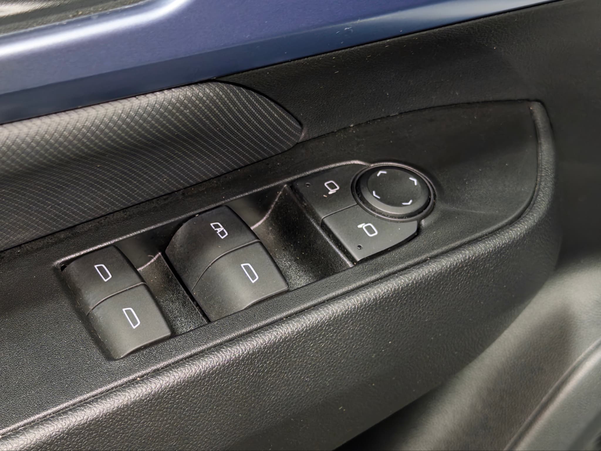 2024 Chevrolet Equinox EV view 8