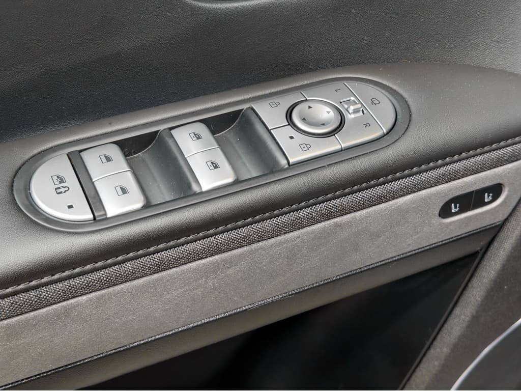 2024 Hyundai IONIQ 5 view 8