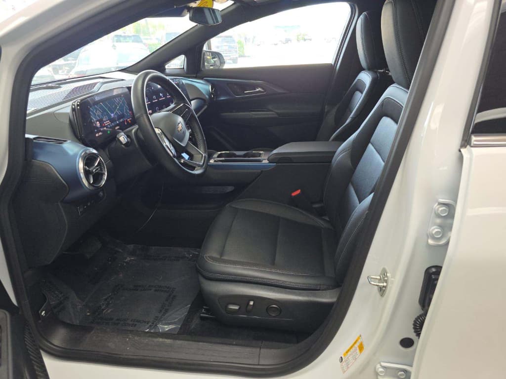 2024 Chevrolet Equinox EV view 4
