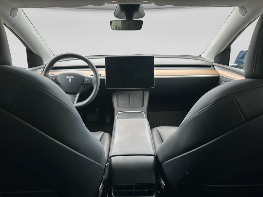 2024 Tesla Model Y view 7