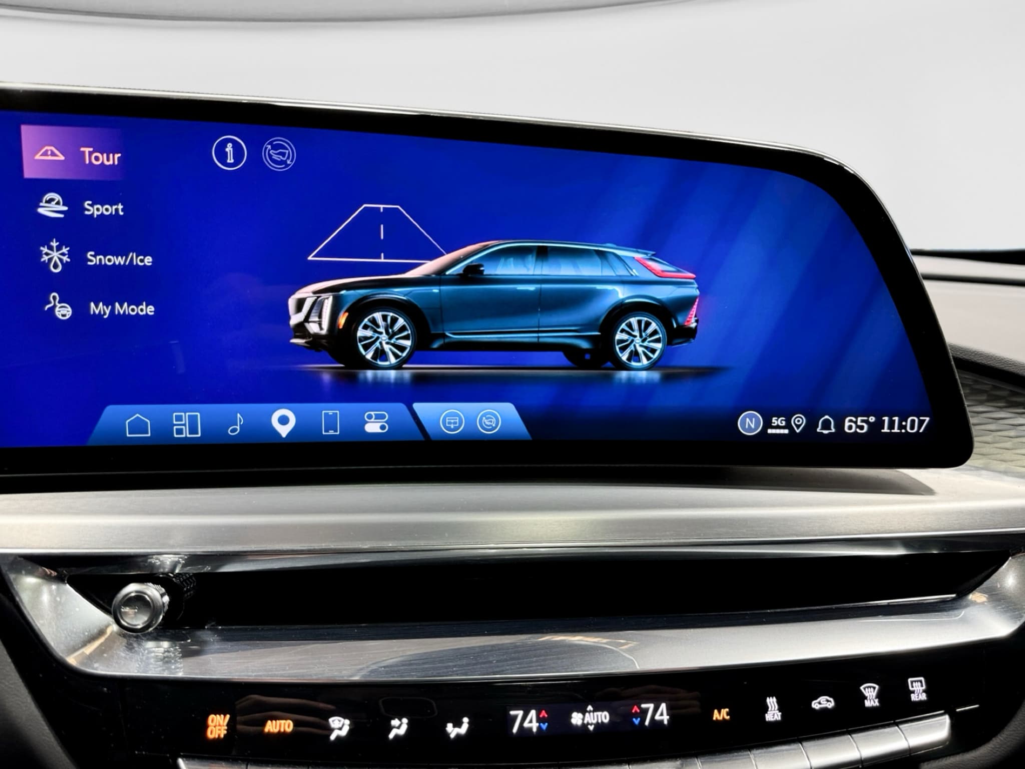 2025 Cadillac Lyriq view 11
