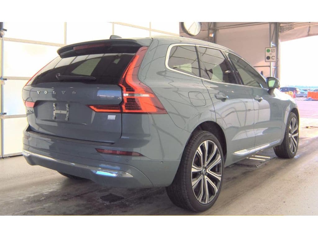 2023 Volvo XC60 view 3