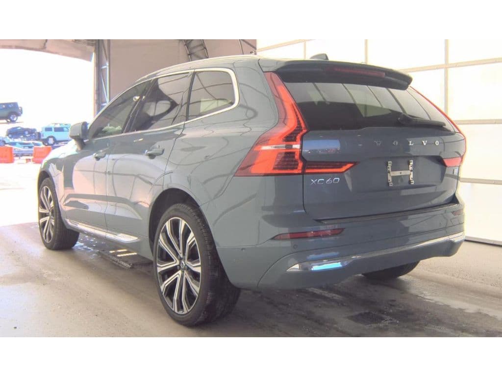 2023 Volvo XC60 view 4