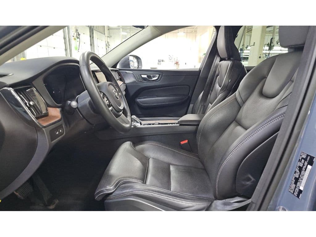 2023 Volvo XC60 view 5
