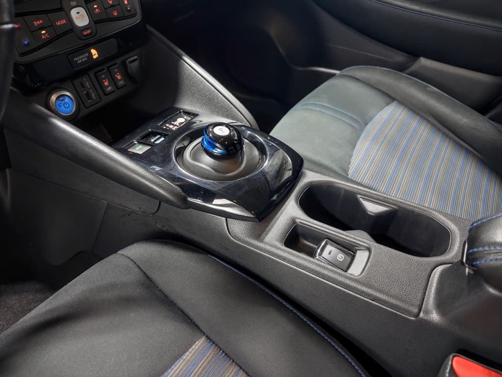 2020 Nissan LEAF view 18