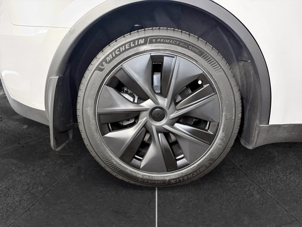 2024 Tesla Model Y view 35
