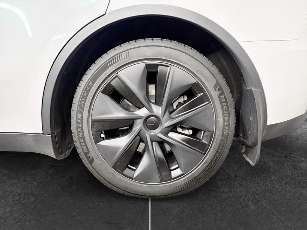 2024 Tesla Model Y view 31