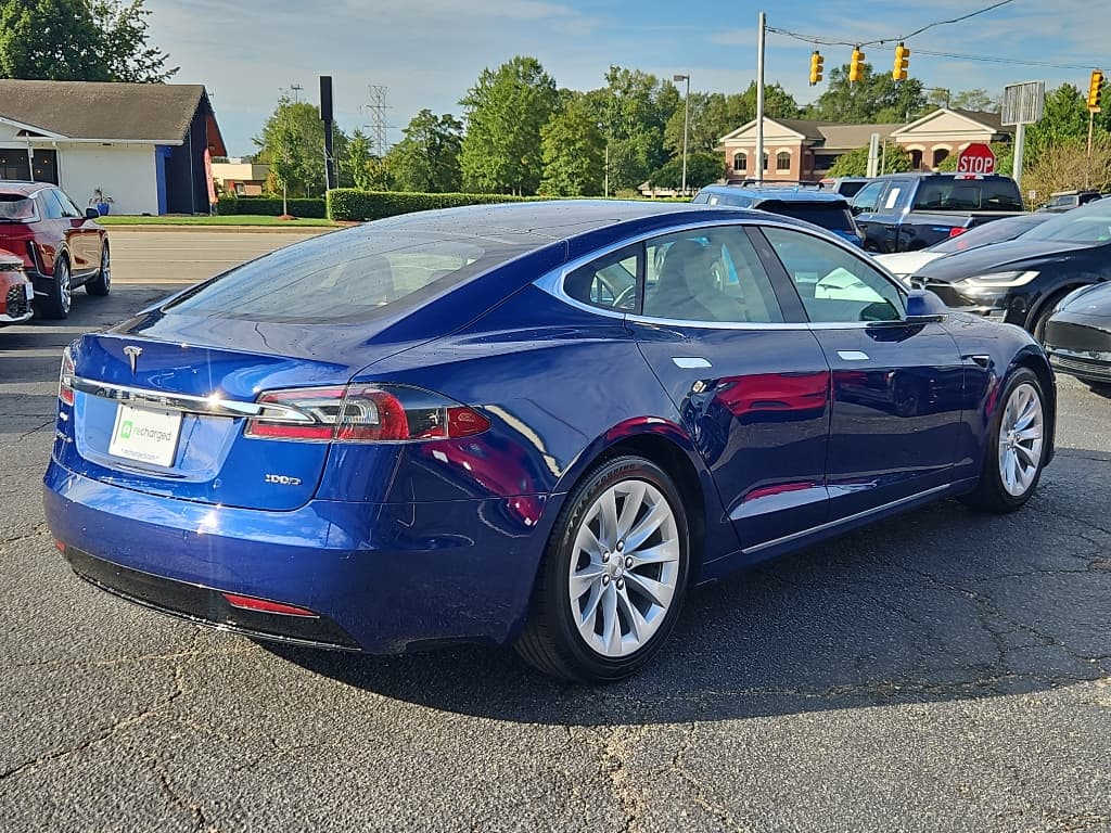 2019 Tesla Model S view 3