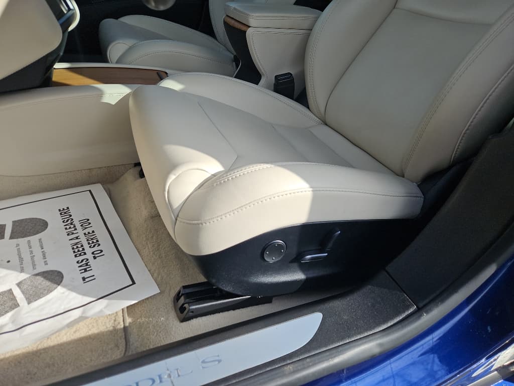 2019 Tesla Model S view 7