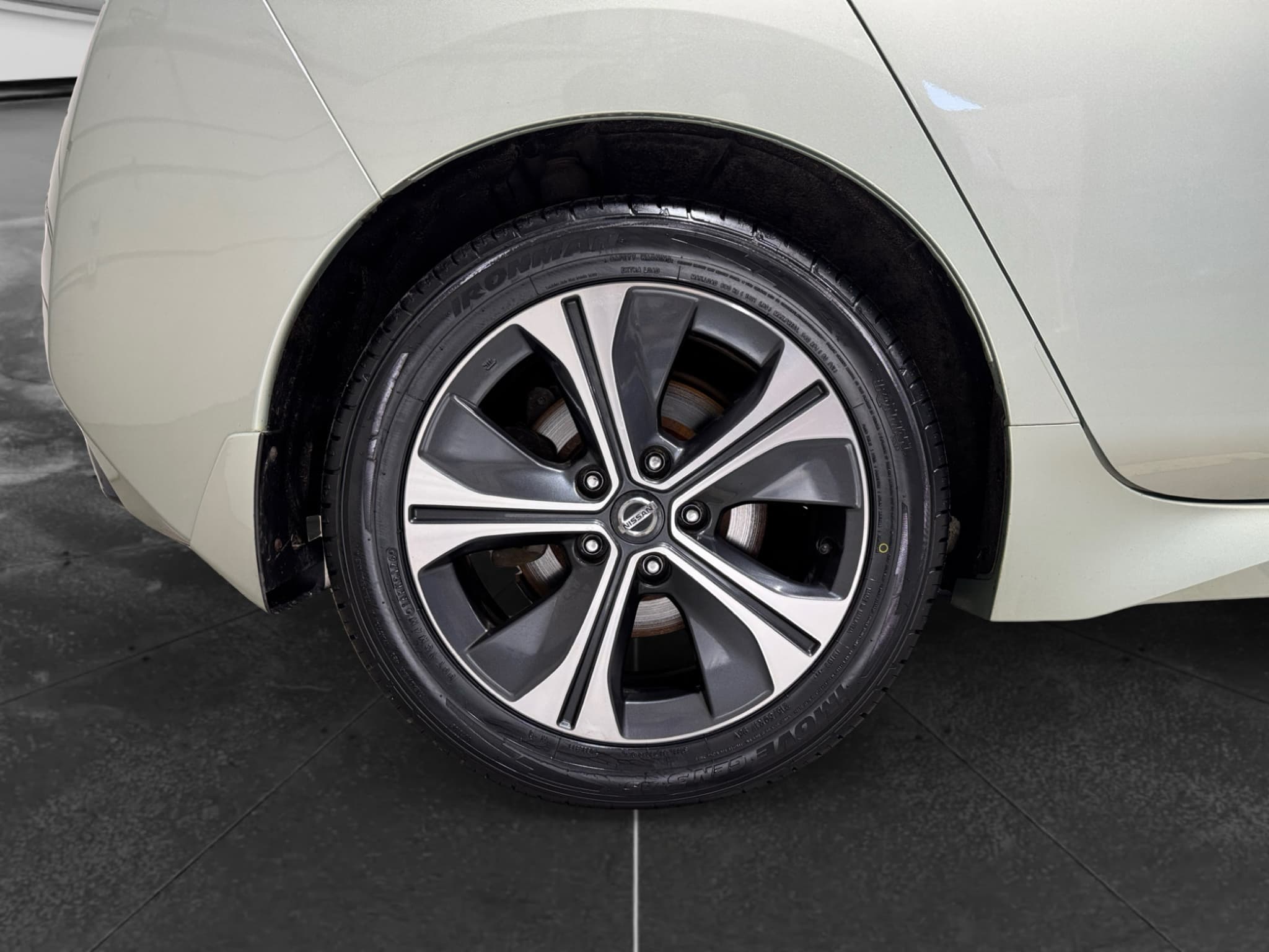 2018 Nissan LEAF view 33