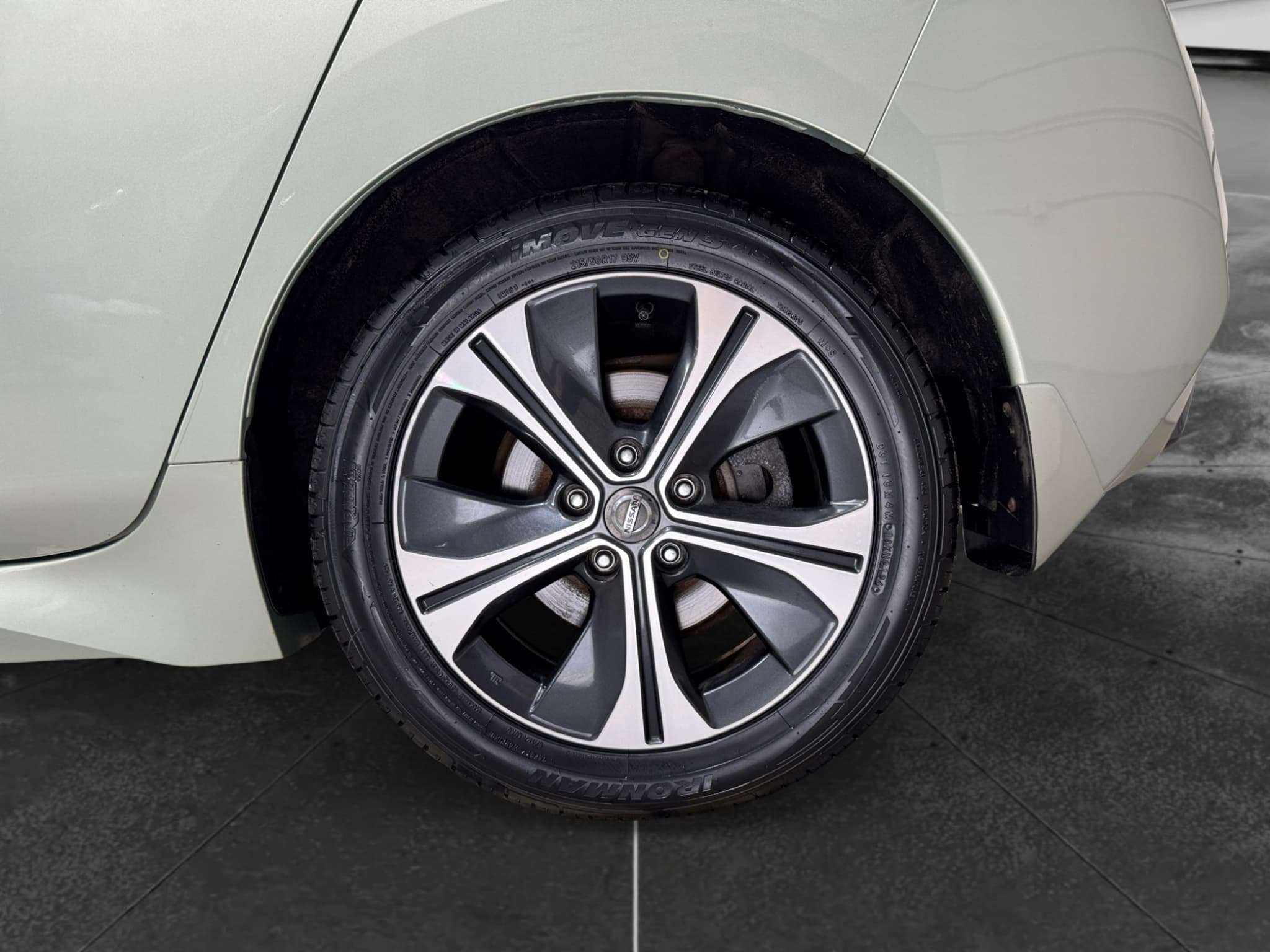 2018 Nissan LEAF view 29