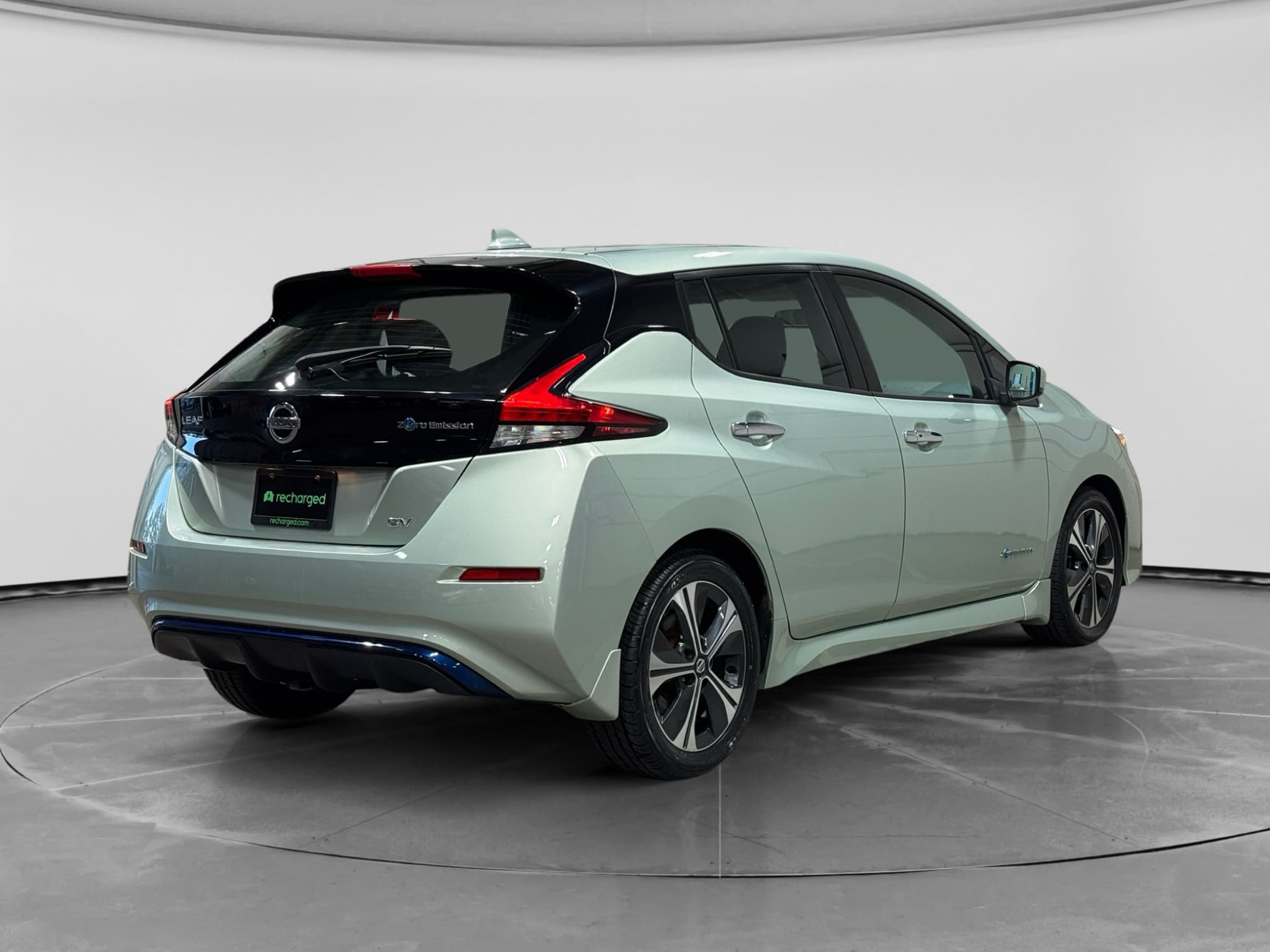 2018 Nissan LEAF view 3