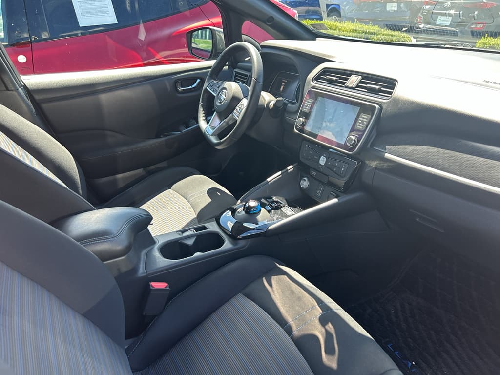 2020 Nissan LEAF view 4