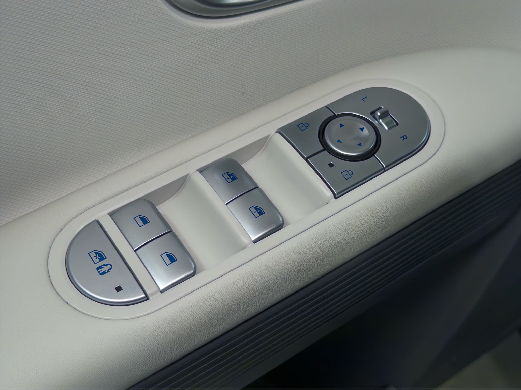 2024 Hyundai IONIQ 5 view 7