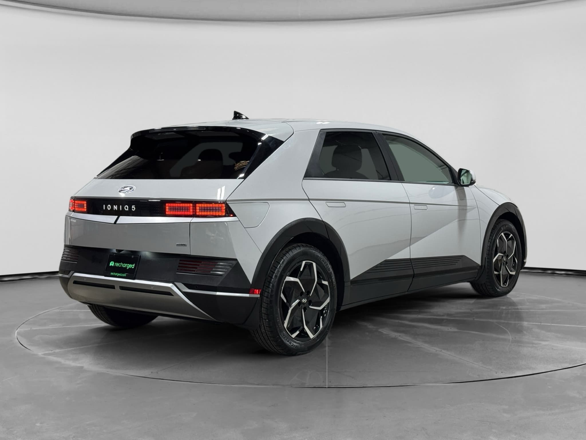 2024 Hyundai IONIQ 5 view 3