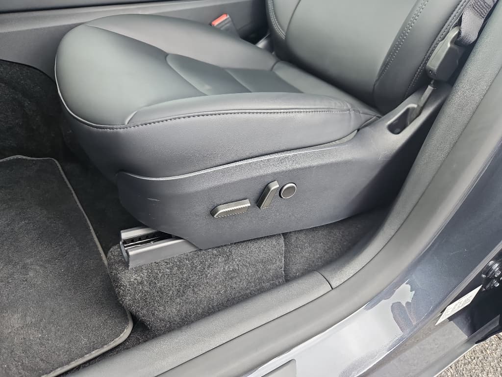 2024 Tesla Model Y view 7