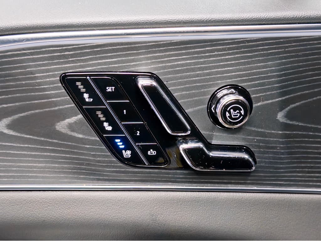 2025 Cadillac Lyriq view 6