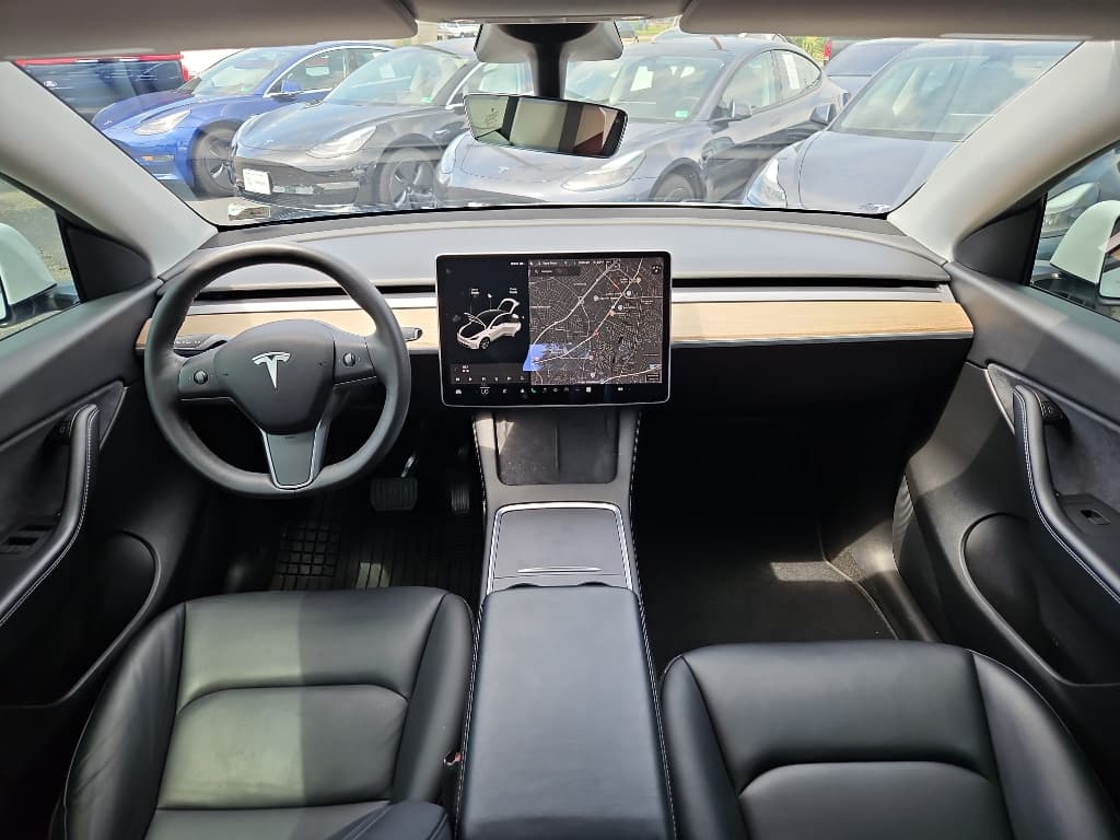 2022 Tesla Model Y view 13
