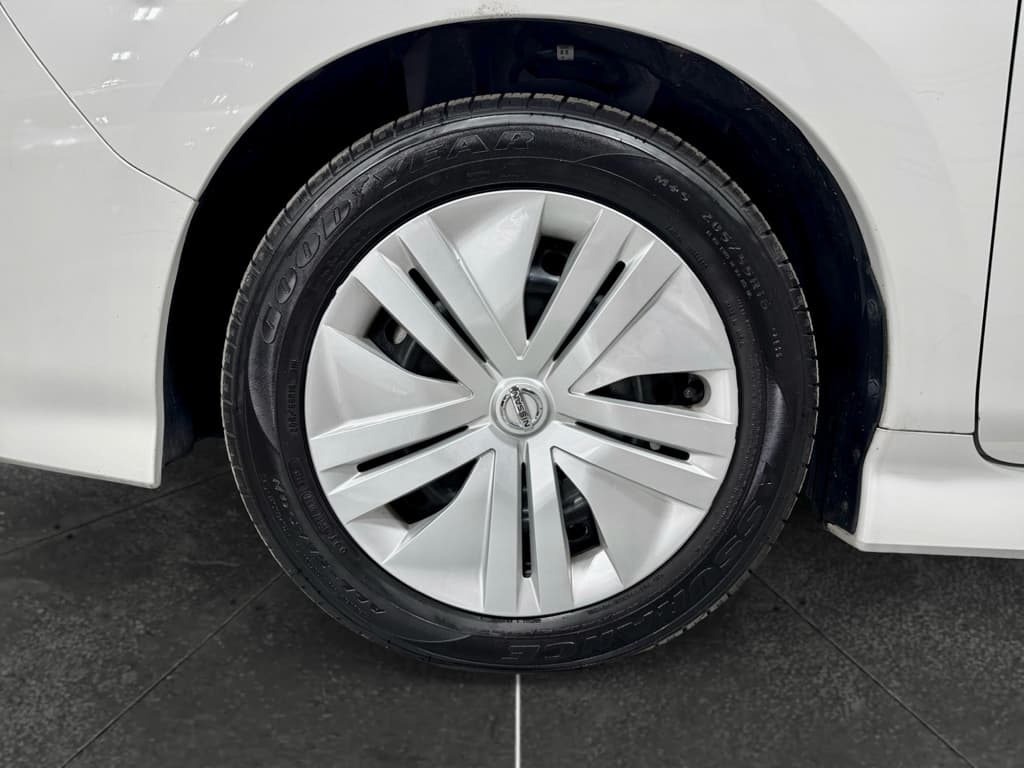 2018 Nissan LEAF view 25