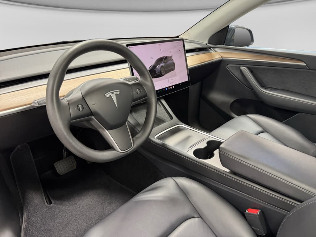 2025 Tesla Model Y view 17