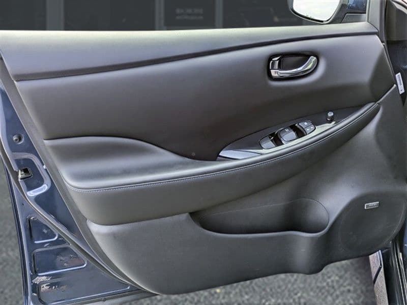 2019 Nissan LEAF view 11