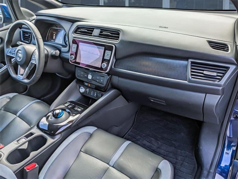 2019 Nissan LEAF view 25