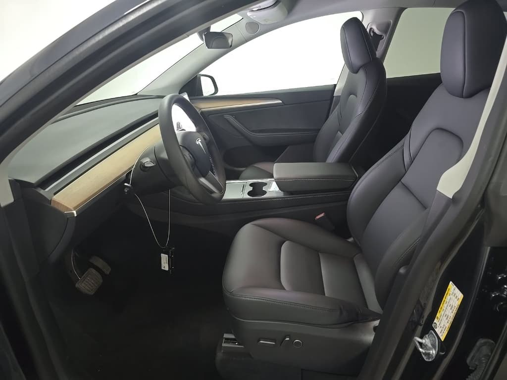 2024 Tesla Model Y view 5