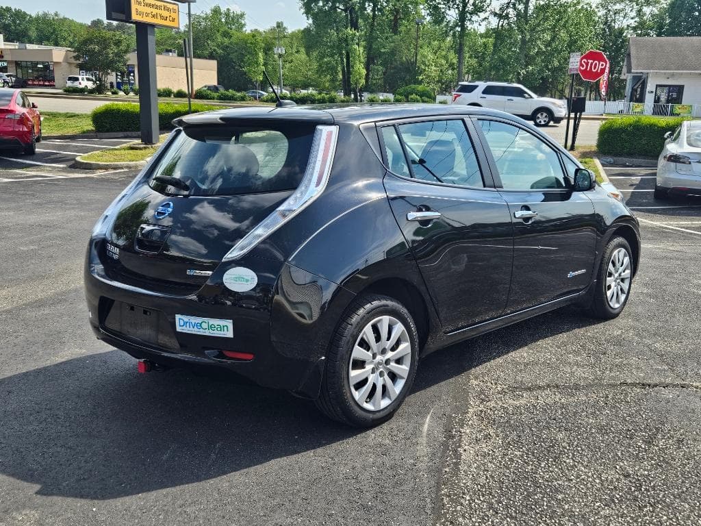 2015 Nissan LEAF view 3