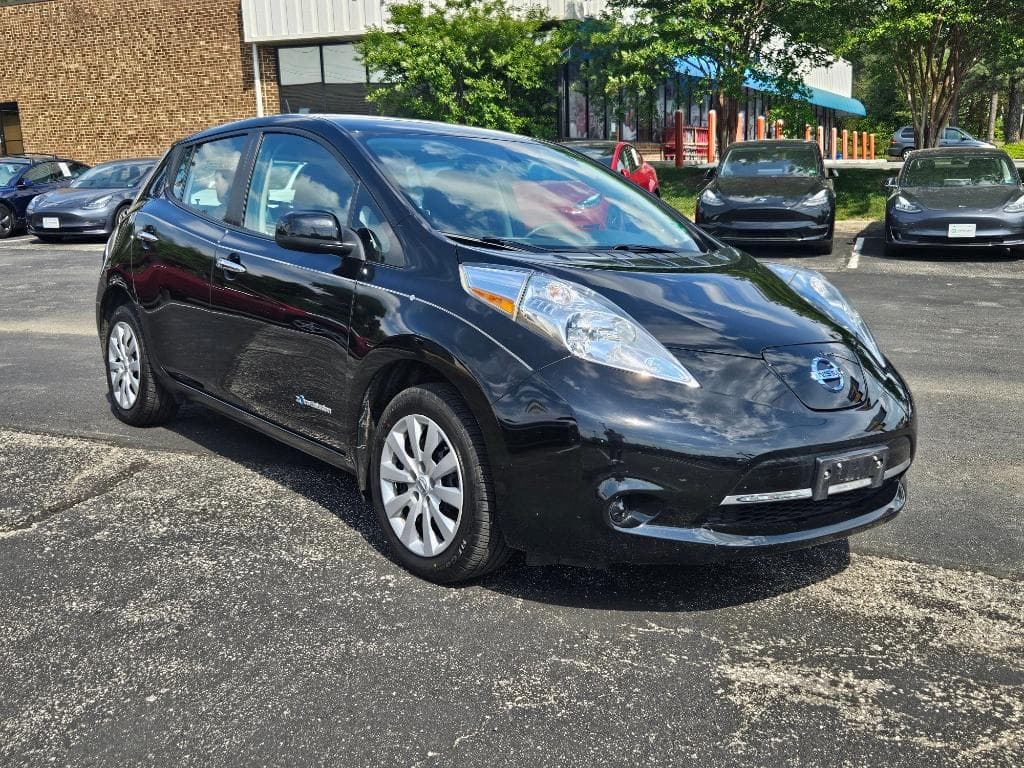 2015 Nissan LEAF view 4