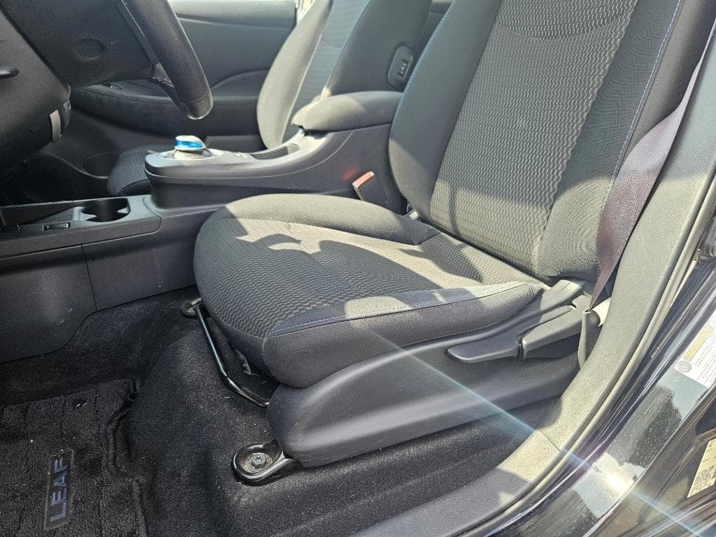 2015 Nissan LEAF view 5