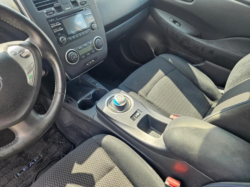 2015 Nissan LEAF view 9