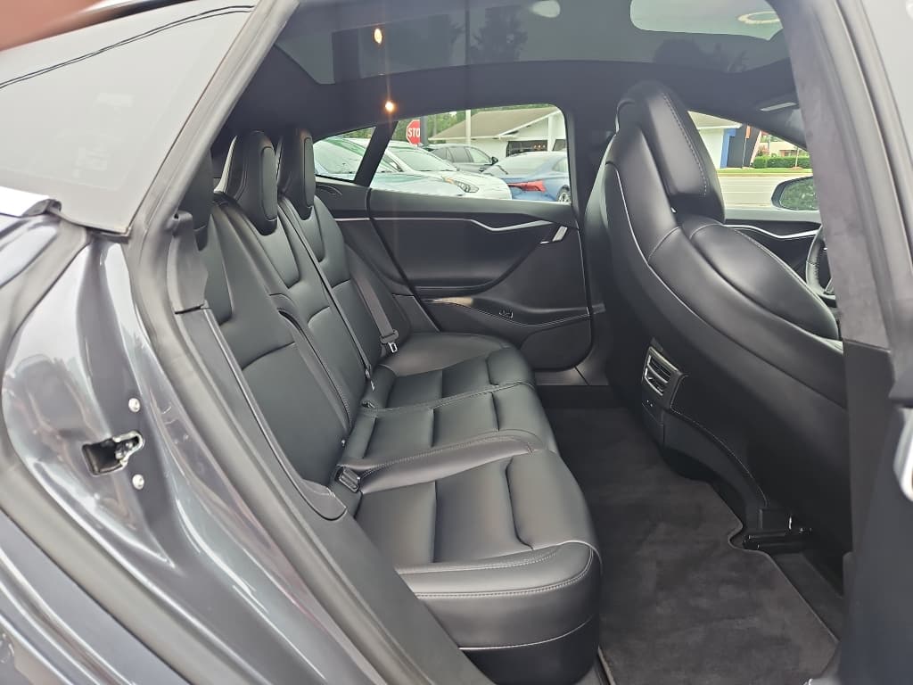 2019 Tesla Model S view 18