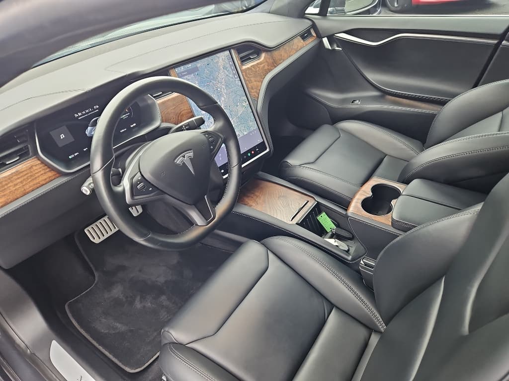 2019 Tesla Model S view 15