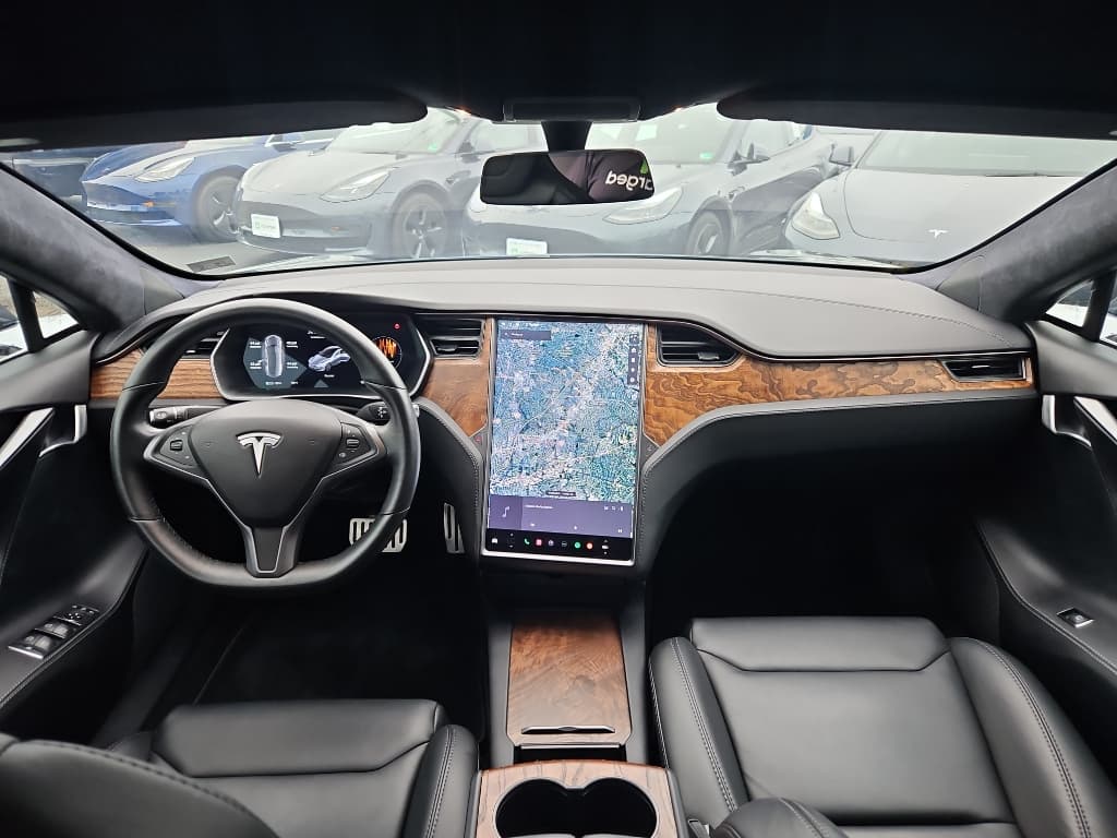 2019 Tesla Model S view 14