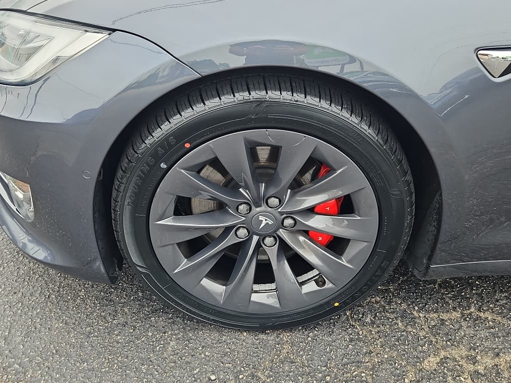 2019 Tesla Model S view 23