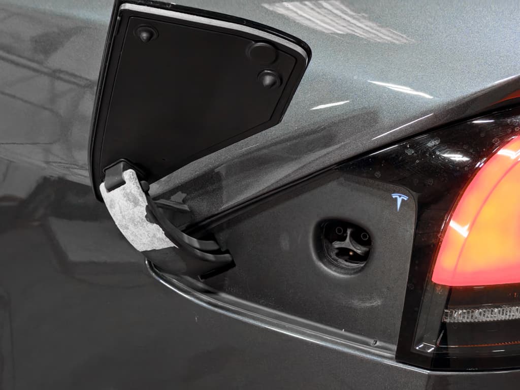 2022 Tesla Model X view 5