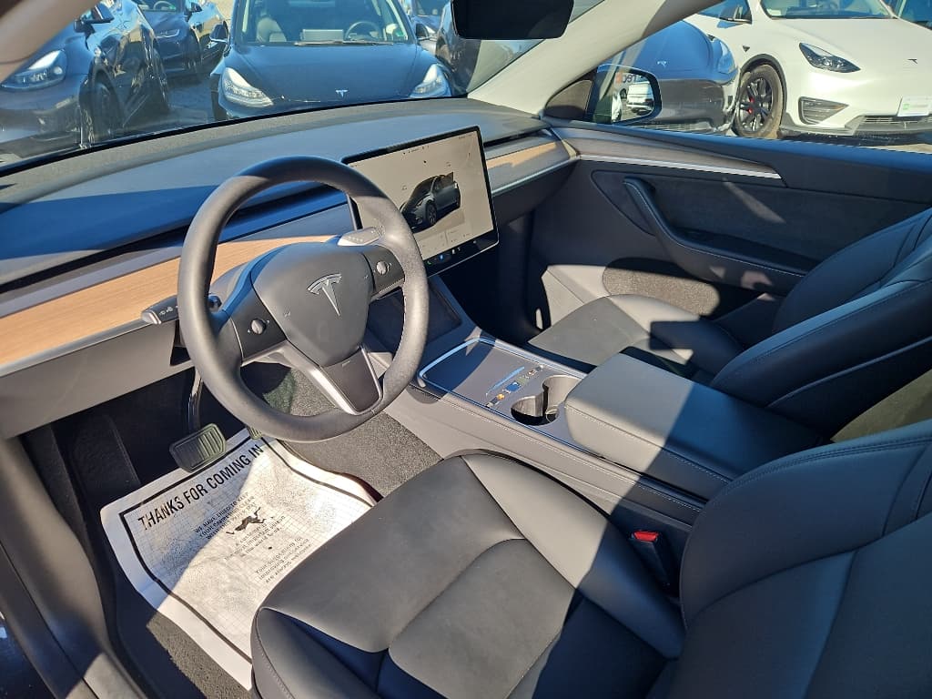 2025 Tesla Model Y view 17