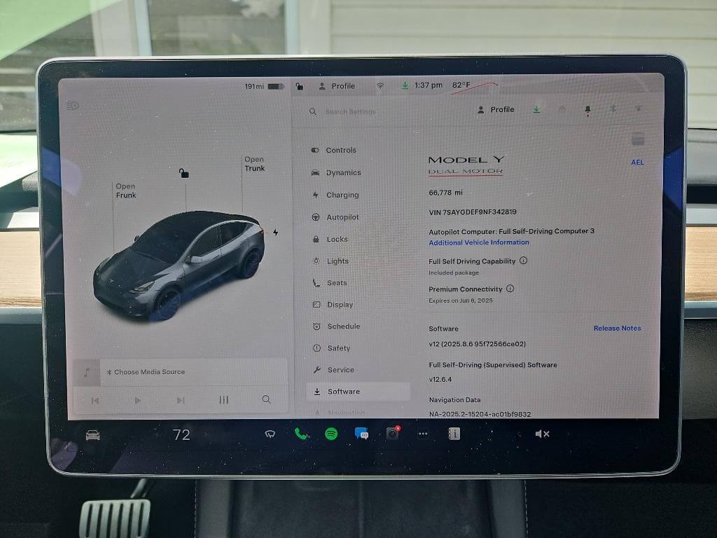 2022 Tesla Model Y view 11