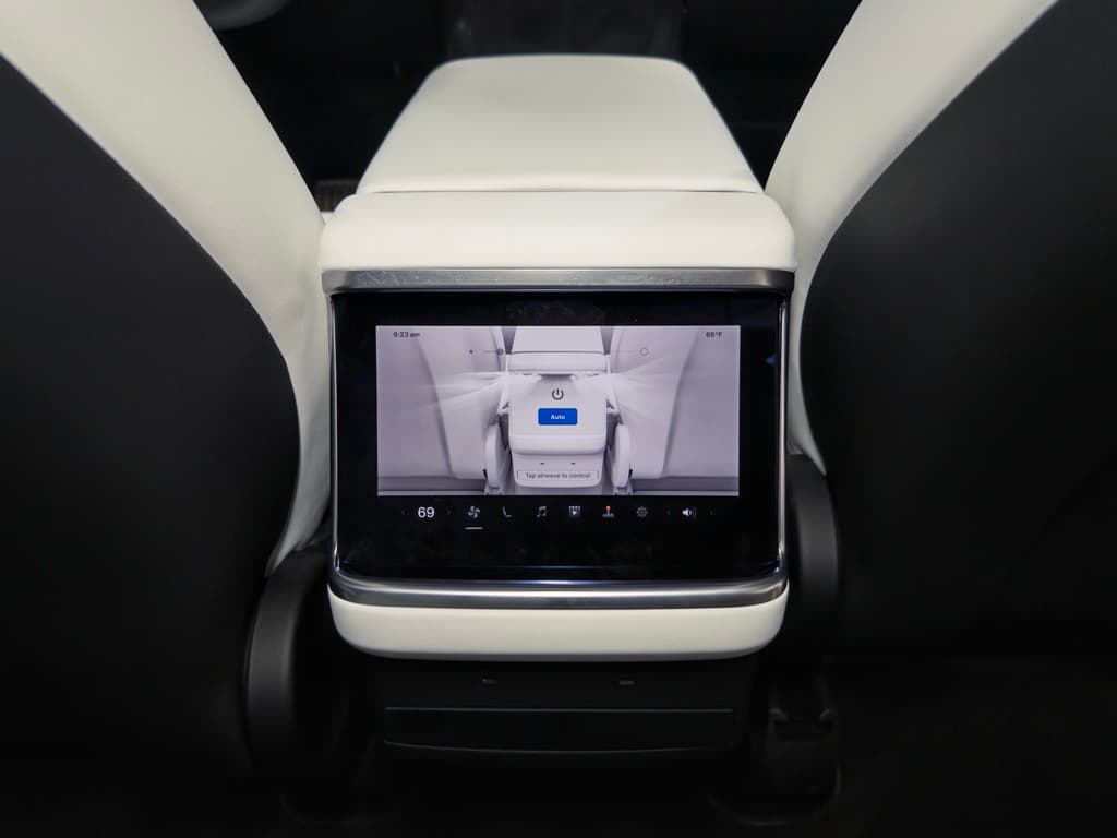 2022 Tesla Model X view 20