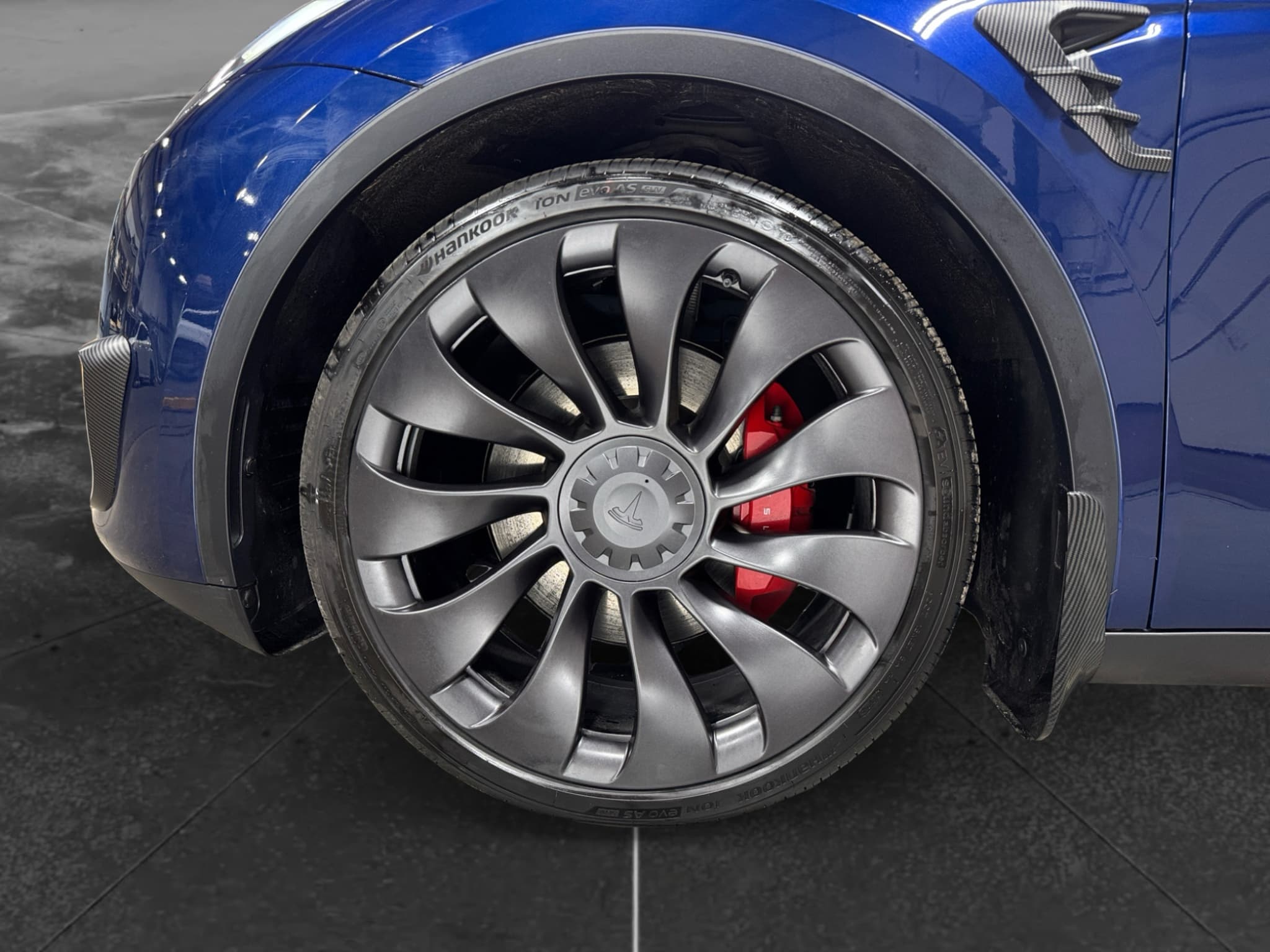 2025 Tesla Model Y view 31