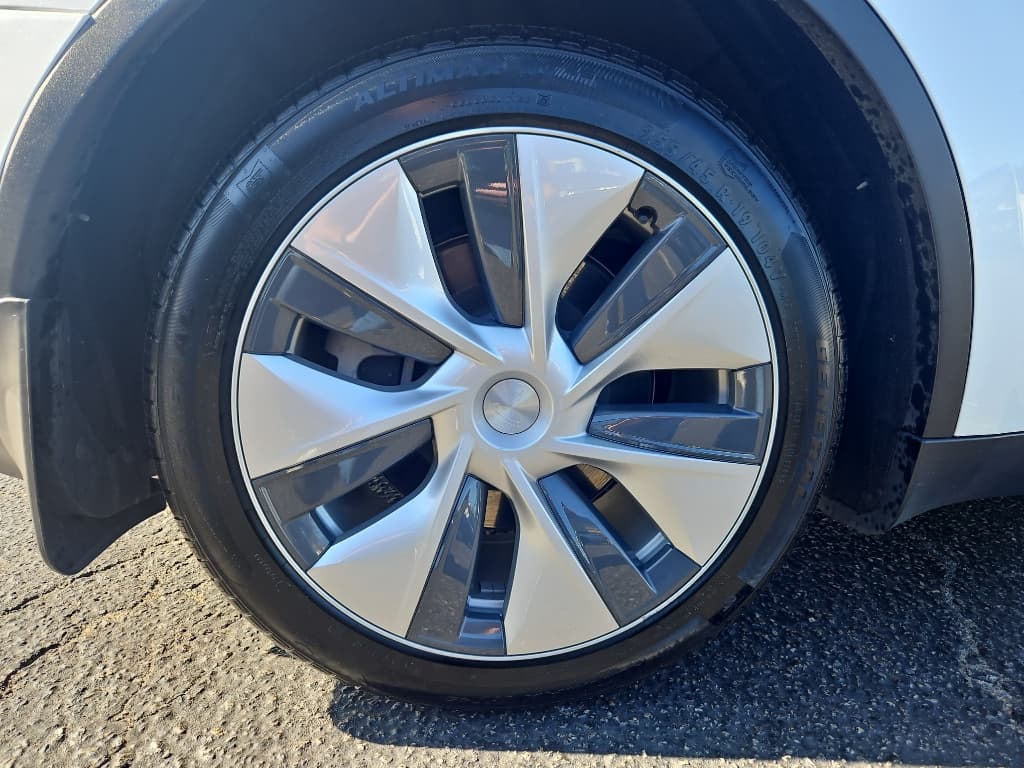 2022 Tesla Model Y view 26